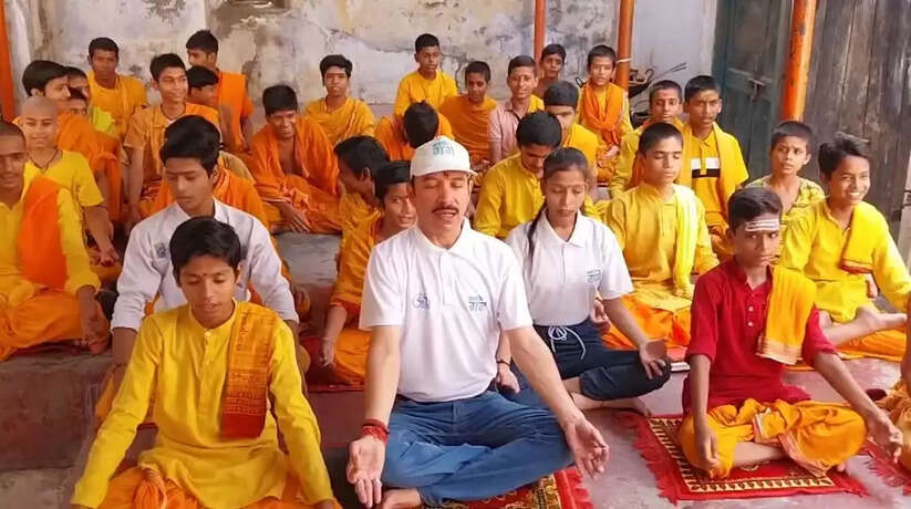 नमामि गंगे ने गंगा तट पर बटुकों के साथ साधा योग, दिया संदेश - रोगों के लिए संजीवनी है योग
