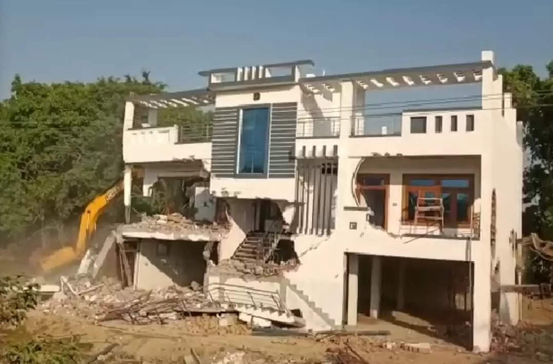 Prayagraj news: Yogi Baba's bulldozer hit a hat-trick, mixed the two-storey house of Atiq Ahmed's close friend with soil