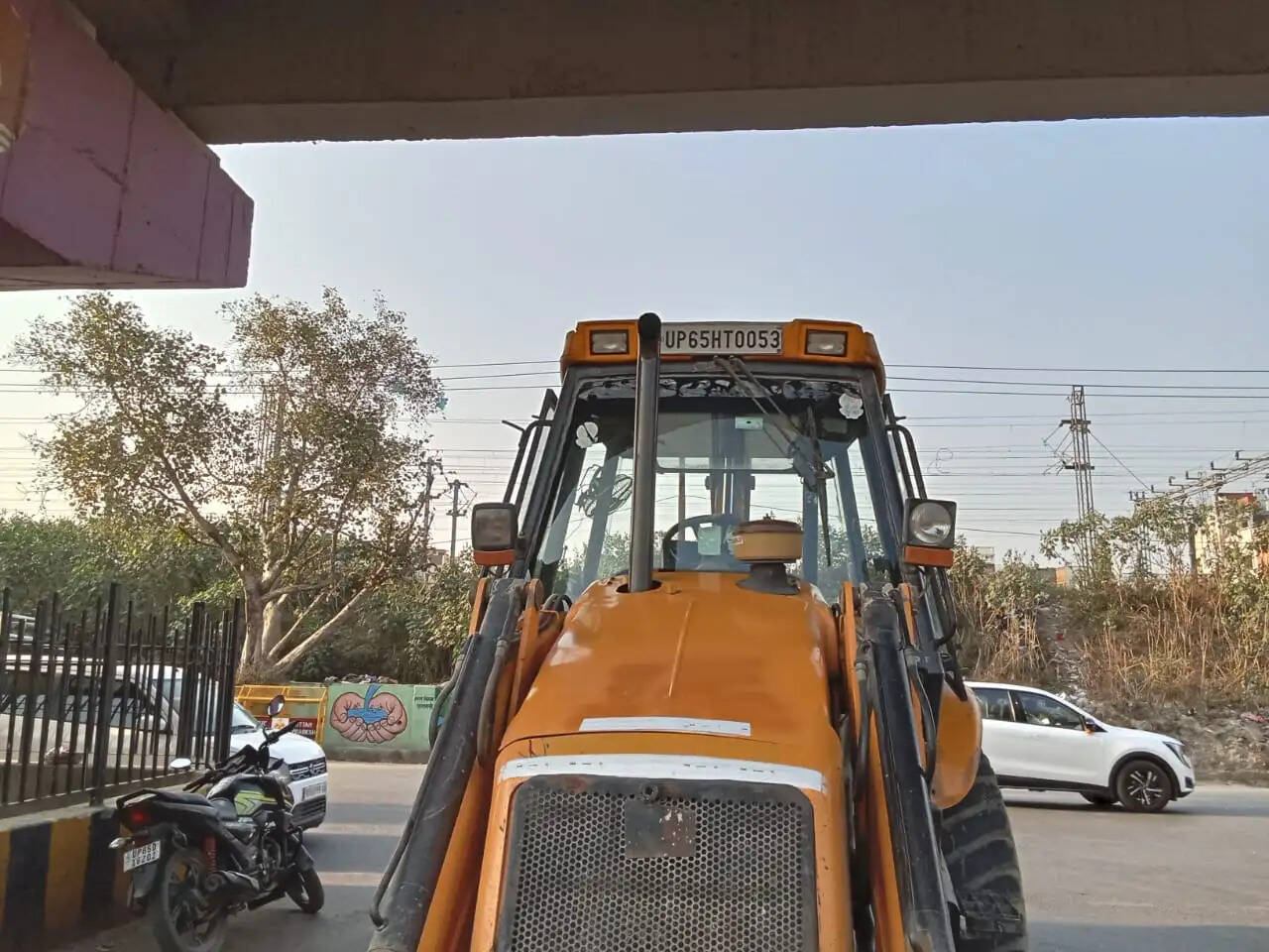 जेसीबी की टक्कर से क्षतिग्रस्त हुई स्विफ्ट डिजायर, पीड़ित ने पुलिस पर लगाया लापरवाही का आरोप