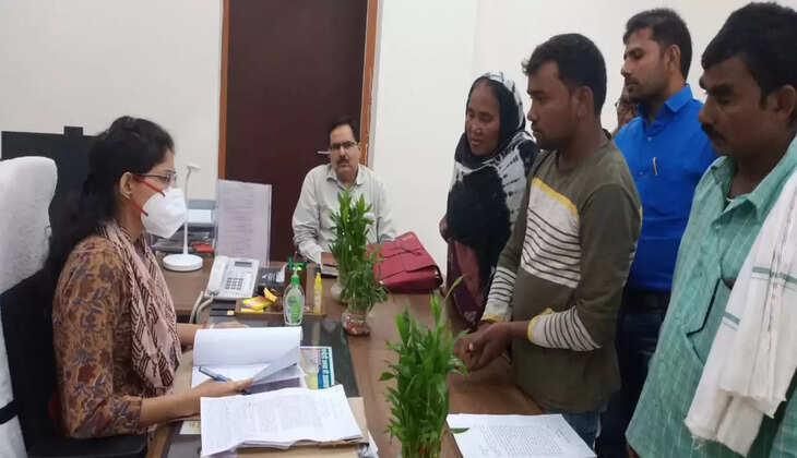 जनता दर्शन में डीएम ने सुनी समस्याएं, अफसरों को निस्तारण का दिये निर्देश