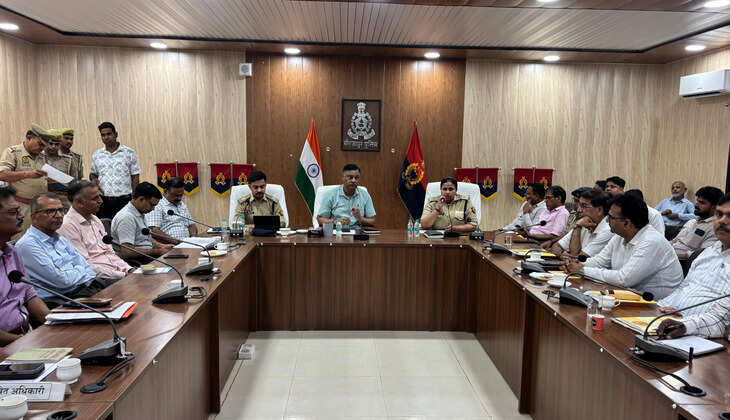 मिर्जापुर में आयोजित परीक्षा के लिए 18 परीक्षा केंद्र बनाए गए हैं, जहां 7,392 अभ्यर्थी शामिल होंगे। नकल रोकने के लिए प्रशासन ने सीसीटीवी निगरानी, स्टैटिक मजिस्ट्रेट, उड़नदस्ता और सुरक्षा के व्यापक इंतजाम किए हैं।