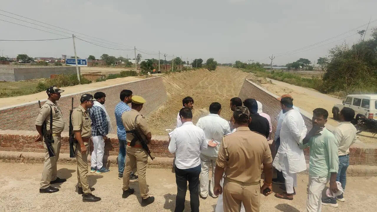चंदौली के जिलाधिकारी चंद्र मोहन गर्ग ने नरायणपुर पम्प कैनाल नहर का निरीक्षण कर निर्माण और मरम्मत कार्यों की गुणवत्ता परखी। घटिया कार्य करने वालों पर कार्रवाई और किसानों तक अंतिम छोर तक पानी पहुंचाने के निर्देश दिए।
