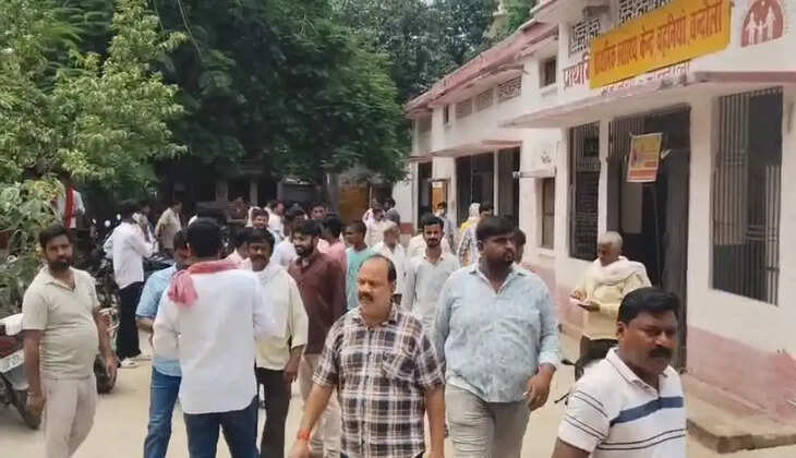 चहनियां PHC में डॉक्टर पर लापरवाही का आरोप, घायल व्यापारी को इलाज न मिलने पर व्यापारियों का हंगामा
