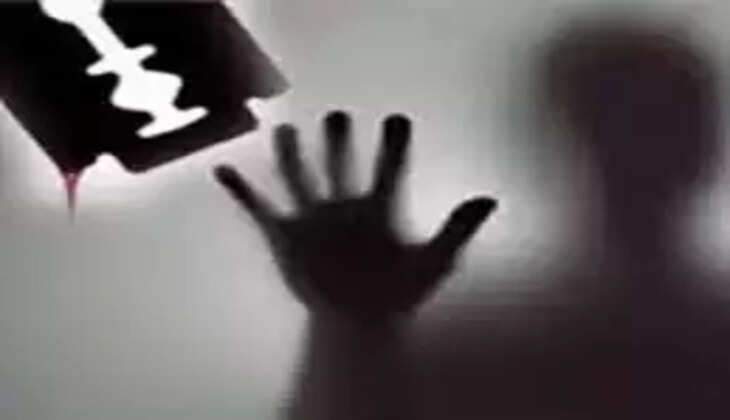 यूपी में स्कूल जा रही छात्रा पर बाइक सवार मनबढ़ों का हमला, ब्&zwj;लेड से किए कई वार