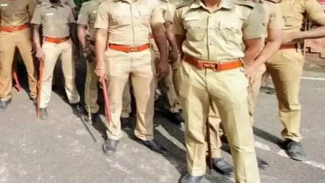 उप्र : दो पुलिसकर्मी लाइन हाजिर