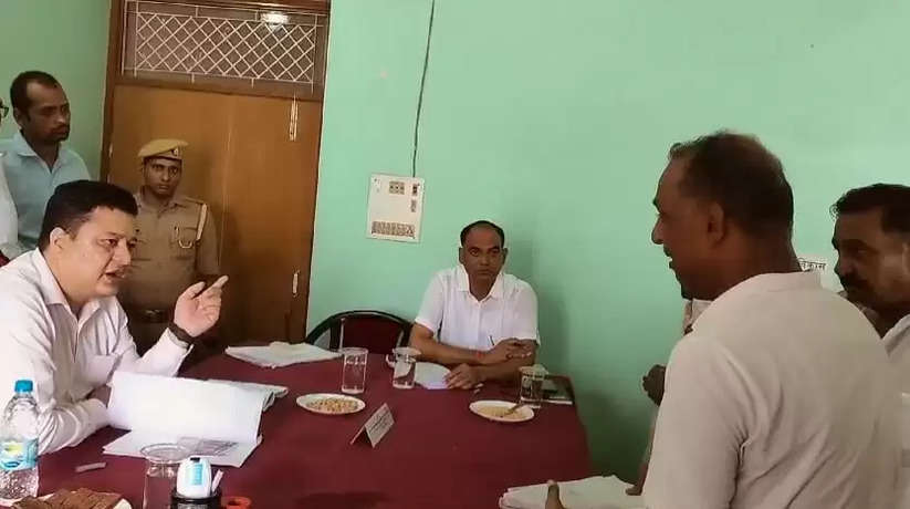 Chandauli News: चंदौली डीएम के समक्ष महिला ने पेट्रोल छिड़कर किया आत्मदाह का प्रयास, सम्पूर्ण समाधान दिवस के दौरान मचा हड़कंप