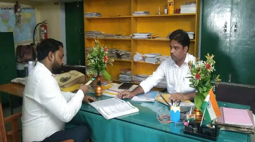Chandauli news: चंदौली जिलाधिकारी ने प्राथमिक विद्यालय का किया निरीक्षण
