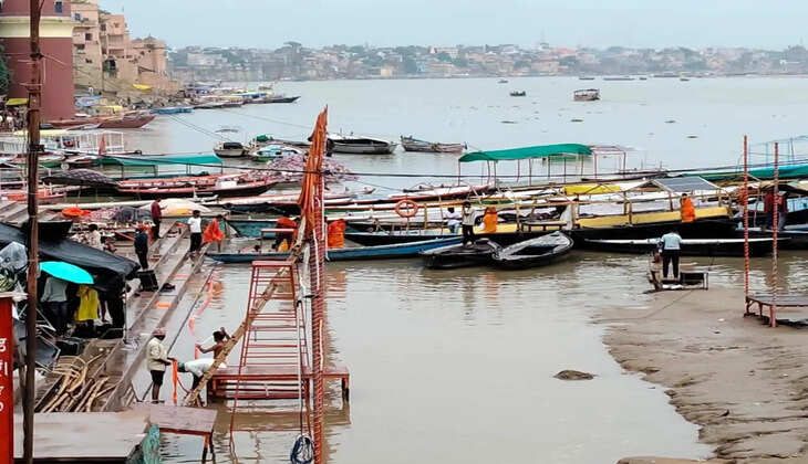 बारिश से उफान पर गंगा, घाटों की सीढ़ियां जलमग्न