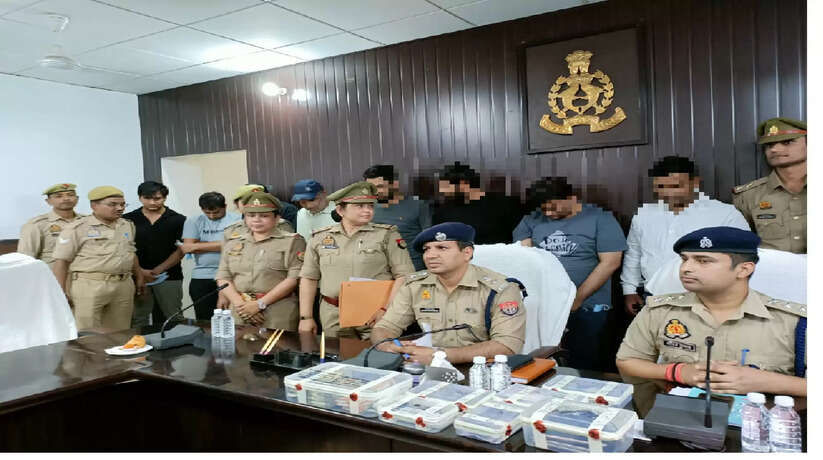 Varanasi News: वाराणसी में फर्जी पुलिस व ट्राई अधिकारी बनकर 3 करोड़ 55 लाख की धोखाधड़ी, सरगना सहित 8 शातिर अभियुक्त गिरफ्तार