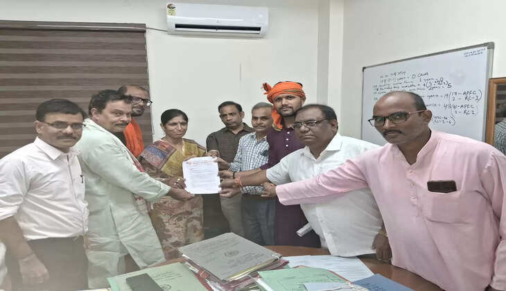 Varanasi News:&nbsp;भारतीय मजदूर संघ अखिल भारतीय कार्य समिति के निर्णय के अनुसार&nbsp;एक दिवसीय आन्दाेलन करते हुए&nbsp;आयुक्त के माध्यम से प्रधानमंत्री काे ज्ञापन पत्र दिया गया
