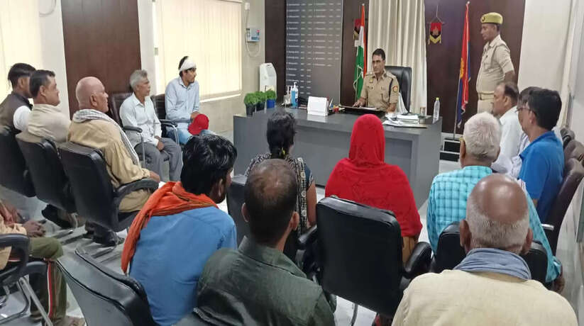 Chandauli News: पुलिस अधीक्षक चन्दौली द्वारा प्रतिदिन की भांति पुलिस कार्यालय में जनता दर्शन में आए फरियादियों की सुनी जा रही समस्याएं