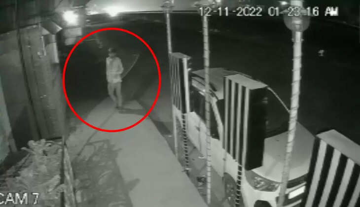 चन्दौली में चोरों ने पान की गुमती तोड़कर नगदी सहित हजारों रुपये के समान उड़ाए, सीसीटीवी कैद हुई घटना