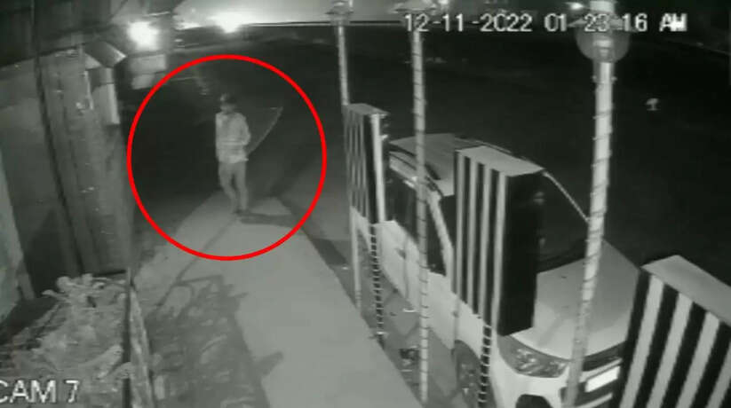 चन्दौली में चोरों ने पान की गुमती तोड़कर नगदी सहित हजारों रुपये के समान उड़ाए, सीसीटीवी कैद हुई घटना