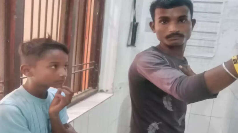 Varanasi News : ग्रामीणों ने बकरी लेकर भाग रहे चोरों को पकड़ कर किया पुलिस के हवाले