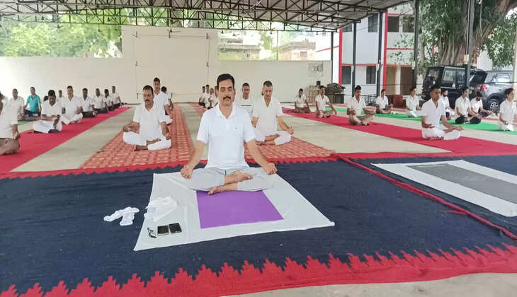 Chandauli News:&nbsp;मानसिक एवं शारीरिक रूप से स्वस्थ रहने हेतु योगाभ्यास मुख्य साधन
