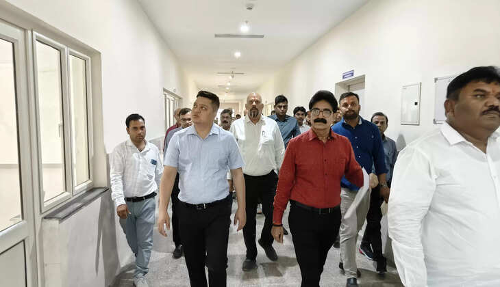Chanduli News: जिलाधिकारी/जिला निर्वाचन अधिकारी निखिल टी फुंडे ने प्रशिक्षण स्थल का निरीक्षण कर सम्बन्धित अधिकारियों को आवश्यक दिशा निर्देश दिए