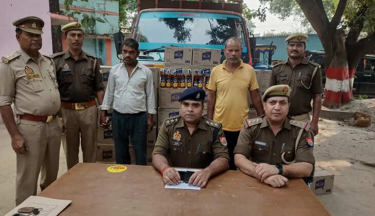 प्रेस विज्ञप्ति - थाना बलुआ, जनपद चंदौली दिनांक: 04 नवम्बर, 2024  हरियाणा से बिहार तस्करी की जा रही 12 लाख रुपये की अवैध अंग्रेजी शराब बरामद, 2 तस्कर गिरफ्तार  चंदौली पुलिस के अधीक्षक आदित्य लांग्हे के निर्देश पर अपराध और अपराधियों के विरुद्ध चलाए जा रहे अभियान के अंतर्गत थाना बलुआ और एसओजी टीम ने बड़ी सफलता हासिल की है। इस संयुक्त अभियान में 12 लाख रुपये मूल्य की हरियाणा निर्मित अवैध अंग्रेजी शराब जब्त की गई और 2 तस्करों को गिरफ्तार किया गया।  अपर पुलिस अधीक्षक सदर विनय कुमार सिंह और क्षेत्राधिकारी सकलडीहा रघुराज के निर्देशन में थानाध्यक्ष बलुआ डॉ. आशीष कुमार मिश्र के नेतृत्व में एसओजी टीम ने 190 पेटियों में भरी लगभग 1700 लीटर &lsquo;ऑफिसर्स च्वाइस&rsquo; ब्रांड की अवैध अंग्रेजी शराब एक डीसीएम ट्रक से बरामद की।  घटना का विवरण:  दिनांक 04 नवम्बर, 2024 को थानाध्यक्ष बलुआ की टीम उप-निरीक्षक तरुण पांडेय के साथ मजिहदां पुलिया पर चेकिंग कर रही थी। उसी दौरान मुखबिर से सूचना प्राप्त हुई कि गाजीपुर-सैदपुर पुल के रास्ते आ रही एक डीसीएम गाड़ी में अवैध अंग्रेजी शराब लदी है, जो बिहार की ओर जा रही है। सूचना के आधार पर बलुआ थाना पुलिस और एसओजी टीम ने मजिहदां पुलिया पर संयुक्त चेकिंग शुरू की। कुछ समय बाद एक डीसीएम गाड़ी आती दिखाई दी। पुलिस द्वारा रुकने का इशारा करने पर चालक और सहचालक ने गाड़ी छोड़कर भागने का प्रयास किया, लेकिन पुलिस ने घेराबंदी करके दोनों तस्करों को 2:30 बजे गिरफ्तार कर लिया।  गिरफ्तार तस्करों का परिचय:  1. राजेन्द्र राय - पुत्र स्व. दशही राय, निवासी ग्राम नगवा, थाना भगवानपुर, जिला सिवान, बिहार, उम्र 48 वर्ष।   2. शैलेन्द्र सिंह - पुत्र रघुवीर सिंह, निवासी ग्राम पुणरी, पोस्ट पुणरी, थाना नवाबगंज, जिला फर्रुखाबाद, उत्तर प्रदेश, उम्र 43 वर्ष।    पूछताछ में दोनों अभियुक्तों ने बताया कि वे हरियाणा के सूरजकुंड से शराब लोड करके बिहार ले जा रहे थे। गिरफ्तार किए गए डीसीएम वाहन (BR28GA6680) से कुल 190 पेटियों में लगभग 1700 लीटर अवैध अंग्रेजी शराब बरामद की गई। इसमें 40 पेटी (750ml), 160 पेटी (375ml) और 44 पेटी (182ml) की बोतलें शामिल थीं।  अभियोग पंजीकरण:  थाना बलुआ में अभियुक्तों के विरुद्ध मु.अ.सं. 211/2024, धारा 60/63 आबकारी अधिनियम के तहत मामला दर्ज कर आगे की विधिक कार्रवाई की जा रही है।  गिरफ्तारी में शामिल टीम:  थाना बलुआ टीम: डॉ. आशीष कुमार मिश्र (थानाध्यक्ष), उप-निरीक्षक अनिल कुमार यादव, उप-निरीक्षक तरुण पांडेय, उप-निरीक्षक पारसनाथ यादव, हेड कांस्टेबल पवन कुमार बिंद, शिवराज मैर्या, कांस्टेबल सुग्रीव चौरसिया, शिशिर यादव, रामजी पांडेय।  एसओजी/सर्विलांस टीम: प्रभारी निरीक्षक आशीष मिश्रा, हेड कांस्टेबल विजेंद्र कुमार सिंह, अरविंद भारद्वाज, राणा प्रताप सिंह, आनंद सिंह, राजेश यादव, कांस्टेबल अजीत कुमार सिंह, मनोज कुमार, मनीष कुमार।   चंदौली पुलिस का यह अभियान भविष्य में भी इसी तरह अपराधियों के खिलाफ सख्त कदम उठाने हेतु प्रतिबद्ध रहेगा।