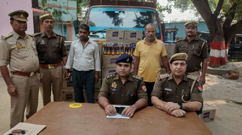 प्रेस विज्ञप्ति - थाना बलुआ, जनपद चंदौली दिनांक: 04 नवम्बर, 2024 हरियाणा से बिहार तस्करी की जा रही 12 लाख रुपये की अवैध अंग्रेजी शराब बरामद, 2 तस्कर गिरफ्तार चंदौली पुलिस के अधीक्षक आदित्य लांग्हे के निर्देश पर अपराध और अपराधियों के विरुद्ध चलाए जा रहे अभियान के अंतर्गत थाना बलुआ और एसओजी टीम ने बड़ी सफलता हासिल की है। इस संयुक्त अभियान में 12 लाख रुपये मूल्य की हरियाणा निर्मित अवैध अंग्रेजी शराब जब्त की गई और 2 तस्करों को गिरफ्तार किया गया। अपर पुलिस अधीक्षक सदर विनय कुमार सिंह और क्षेत्राधिकारी सकलडीहा रघुराज के निर्देशन में थानाध्यक्ष बलुआ डॉ. आशीष कुमार मिश्र के नेतृत्व में एसओजी टीम ने 190 पेटियों में भरी लगभग 1700 लीटर ‘ऑफिसर्स च्वाइस’ ब्रांड की अवैध अंग्रेजी शराब एक डीसीएम ट्रक से बरामद की। घटना का विवरण: दिनांक 04 नवम्बर, 2024 को थानाध्यक्ष बलुआ की टीम उप-निरीक्षक तरुण पांडेय के साथ मजिहदां पुलिया पर चेकिंग कर रही थी। उसी दौरान मुखबिर से सूचना प्राप्त हुई कि गाजीपुर-सैदपुर पुल के रास्ते आ रही एक डीसीएम गाड़ी में अवैध अंग्रेजी शराब लदी है, जो बिहार की ओर जा रही है। सूचना के आधार पर बलुआ थाना पुलिस और एसओजी टीम ने मजिहदां पुलिया पर संयुक्त चेकिंग शुरू की। कुछ समय बाद एक डीसीएम गाड़ी आती दिखाई दी। पुलिस द्वारा रुकने का इशारा करने पर चालक और सहचालक ने गाड़ी छोड़कर भागने का प्रयास किया, लेकिन पुलिस ने घेराबंदी करके दोनों तस्करों को 2:30 बजे गिरफ्तार कर लिया। गिरफ्तार तस्करों का परिचय: 1. राजेन्द्र राय - पुत्र स्व. दशही राय, निवासी ग्राम नगवा, थाना भगवानपुर, जिला सिवान, बिहार, उम्र 48 वर्ष। 2. शैलेन्द्र सिंह - पुत्र रघुवीर सिंह, निवासी ग्राम पुणरी, पोस्ट पुणरी, थाना नवाबगंज, जिला फर्रुखाबाद, उत्तर प्रदेश, उम्र 43 वर्ष। पूछताछ में दोनों अभियुक्तों ने बताया कि वे हरियाणा के सूरजकुंड से शराब लोड करके बिहार ले जा रहे थे। गिरफ्तार किए गए डीसीएम वाहन (BR28GA6680) से कुल 190 पेटियों में लगभग 1700 लीटर अवैध अंग्रेजी शराब बरामद की गई। इसमें 40 पेटी (750ml), 160 पेटी (375ml) और 44 पेटी (182ml) की बोतलें शामिल थीं। अभियोग पंजीकरण: थाना बलुआ में अभियुक्तों के विरुद्ध मु.अ.सं. 211/2024, धारा 60/63 आबकारी अधिनियम के तहत मामला दर्ज कर आगे की विधिक कार्रवाई की जा रही है। गिरफ्तारी में शामिल टीम: थाना बलुआ टीम: डॉ. आशीष कुमार मिश्र (थानाध्यक्ष), उप-निरीक्षक अनिल कुमार यादव, उप-निरीक्षक तरुण पांडेय, उप-निरीक्षक पारसनाथ यादव, हेड कांस्टेबल पवन कुमार बिंद, शिवराज मैर्या, कांस्टेबल सुग्रीव चौरसिया, शिशिर यादव, रामजी पांडेय। एसओजी/सर्विलांस टीम: प्रभारी निरीक्षक आशीष मिश्रा, हेड कांस्टेबल विजेंद्र कुमार सिंह, अरविंद भारद्वाज, राणा प्रताप सिंह, आनंद सिंह, राजेश यादव, कांस्टेबल अजीत कुमार सिंह, मनोज कुमार, मनीष कुमार। चंदौली पुलिस का यह अभियान भविष्य में भी इसी तरह अपराधियों के खिलाफ सख्त कदम उठाने हेतु प्रतिबद्ध रहेगा।