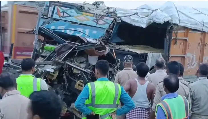 चंदौली के जगदीश सराय स्थित NH-19 पर खड़े डंपर में ट्रक की जोरदार टक्कर से चालक केबिन में फंस गया। स्थानीय लोगों ने रेस्क्यू कर बाहर निकाला। NHAI की देरी और बिना रेस्क्यू उपकरण पहुंची टीम पर सवाल उठे।
