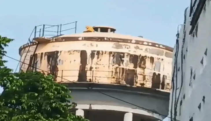 प्रयागराज में 45 वर्षीय महिला रेलवे परिसर की पानी की टंकी पर चढ़ गई और दरोगा संजय यादव पर शादी का झांसा देकर दुष्कर्म करने का आरोप लगाया। पुलिस मौके पर पहुंची।  Keywords: