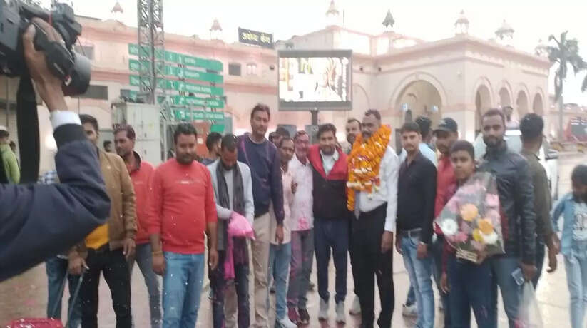 Ayodhya News: भारतीय सेवा से सेवानिवृत होकर गांव पहुंचते ही ढोल नगाड़ों के साथ शुभचिंतकों ने किया जबरदस्त स्वागत
