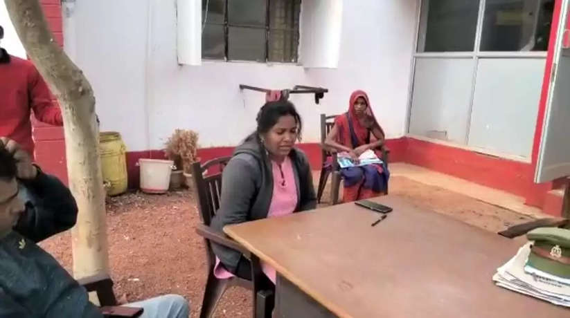 Chandauli News: विद्यालय में हेड मास्टर को अकेला देख सहायक अध्यापक ने की छेड़खानी