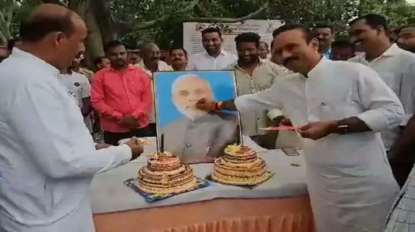 Chandauli News: सैयदराजा विधायक सुशील सिंह ने प्रधानमंत्री के जन्मदिन पर काटा केक