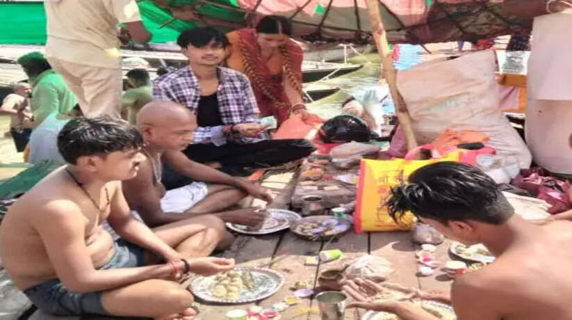 Varanasi News: पितरों को किया तृप्त, पिंडदान को घाटों पर उमड़ी भीड़