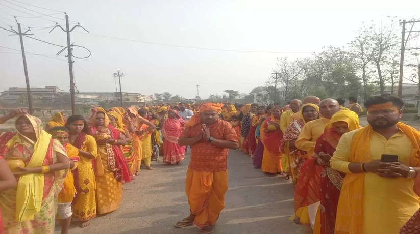 Gorakhpur News: गोरखपुर में श्री राम महायज्ञ के तहत धूमधाम से निकली कलश यात्रा
