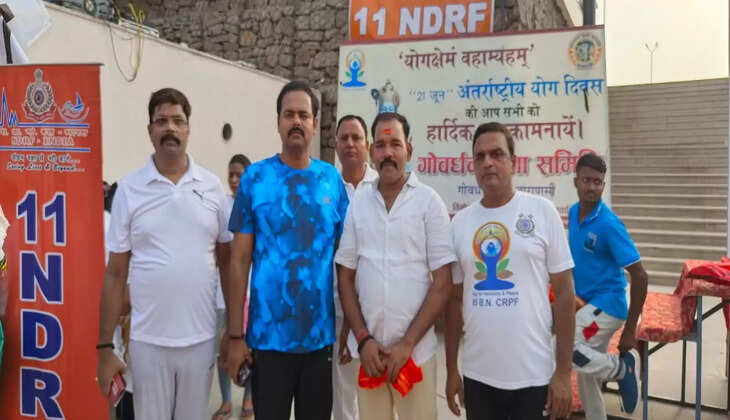 Varanasi News: &zwnj;&zwnj;10वां अंतरराष्ट्रीय योग दिवस 21 जून 2024 को आज *नमो घाट पर हजारों लोगों ने योग कर मनाया*