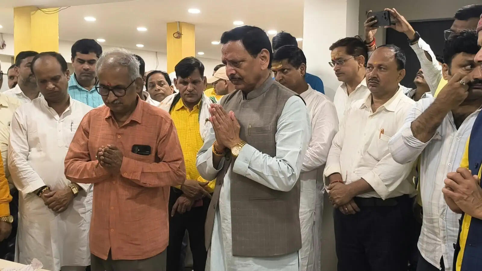 संस्कृत विद्यालय अध्यक्ष अशोक पांडेय, राज्य परिषद सदस्य गिरिजेश तिवारी शिवेंद्र तिवारी, अभिषेक मिश्र, कामेश्वर गुप्त, धीरज कांत, विनोद पांडेय, वेद प्रकाश वर्मा, छविराज राम, रमेश यादव, बकरीदु अंसारी, अब्दुल कलाम, मनोज कुमार, रजनी सिंह, सागरिका, गीतांजली चौरसिया, सुषमा कुमारी, शिवानी शुक्ला एवं सुनील मिश्र समेत बड़ी संख्या में शिक्षक मौजूद रहे।
