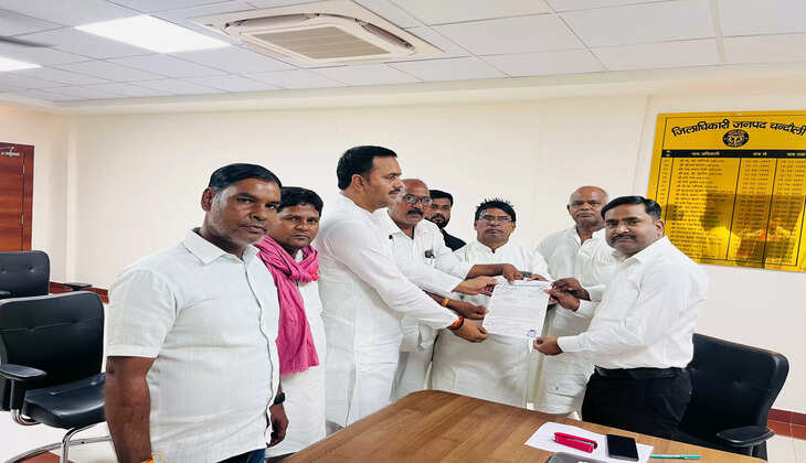 यूपी&nbsp;माध्यमिक शिक्षक संघ की मांग,&nbsp;ग्राम प्रधान व प्रबंधक जगमेंद्र यादव पर लगे जिला बदर कार्रवाई को वापस ले जिला प्रशासन