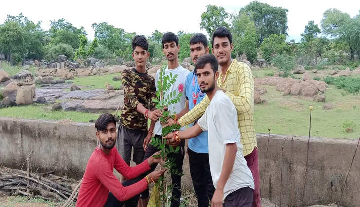 Kaushalya Humanity Foundation KHF:&nbsp;संगठन द्वारा लगातार जनहित के कार्य जारी हैं। शिवपुरी में संगठन द्वारा संगठन सदस्यों ने बच्चों को पढ़ाने की ली जिम्मेदारी अर्चना सिंगरौल का कहना है। हम आप किसी भी सामाजिक संस्था से हों हमारा मुख्य उद्देश्य जरूरतमंदों की हर तरीके से मदद करनी चाहिए।
