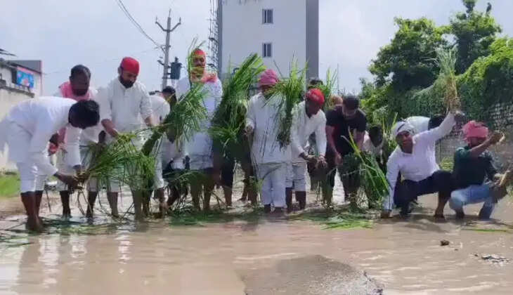 Chandauli News, Chandauli Road Problem, SP Protest Chandauli, Harishankarapur Road, Mughalsarai News, Chandauli Road Repair, Samajwadi Party Protest, Chandauli Politics  SEO Tags: चंदौली सड़क समस्या, सपा प्रदर्शन, चंदौली न्यूज, मुगलसराय विधानसभा, हरिशंकरपुर मार्ग,