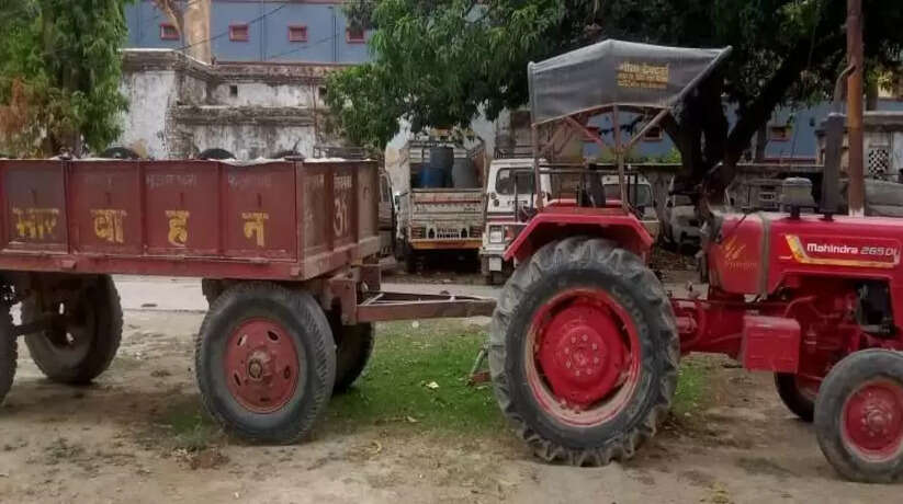 अयोध्या : पुलिस  टीम ने अवैध बालू सहित एक ट्रैक्टर ट्राली को किया सीज