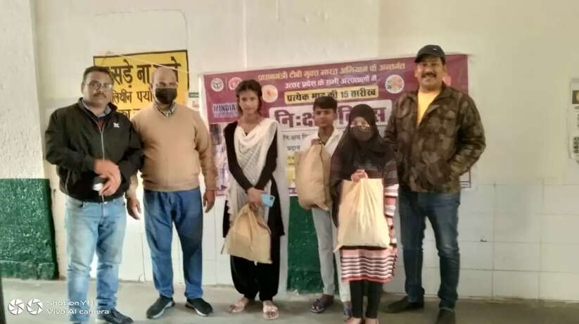 Varanasi News: निक्षय दिवस के अवसर पर कुसुम मेमोरियल फाउंडेशन की तरफ़ से पांच टीवी के मरीजों को लिया गया गोद