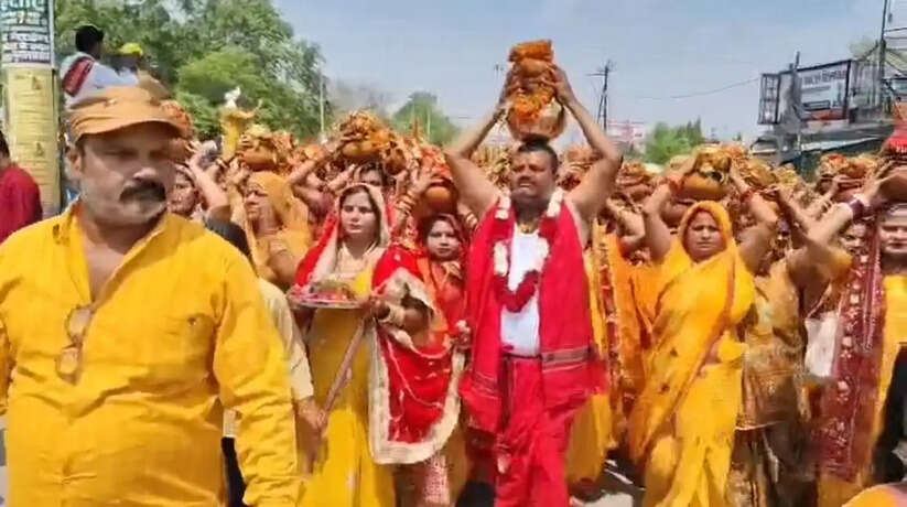 भव्य कलश यात्रा में सैकड़ो महिलाओं और युवतियो ने कलश अपने सिर पर रखकर भाग लिया।