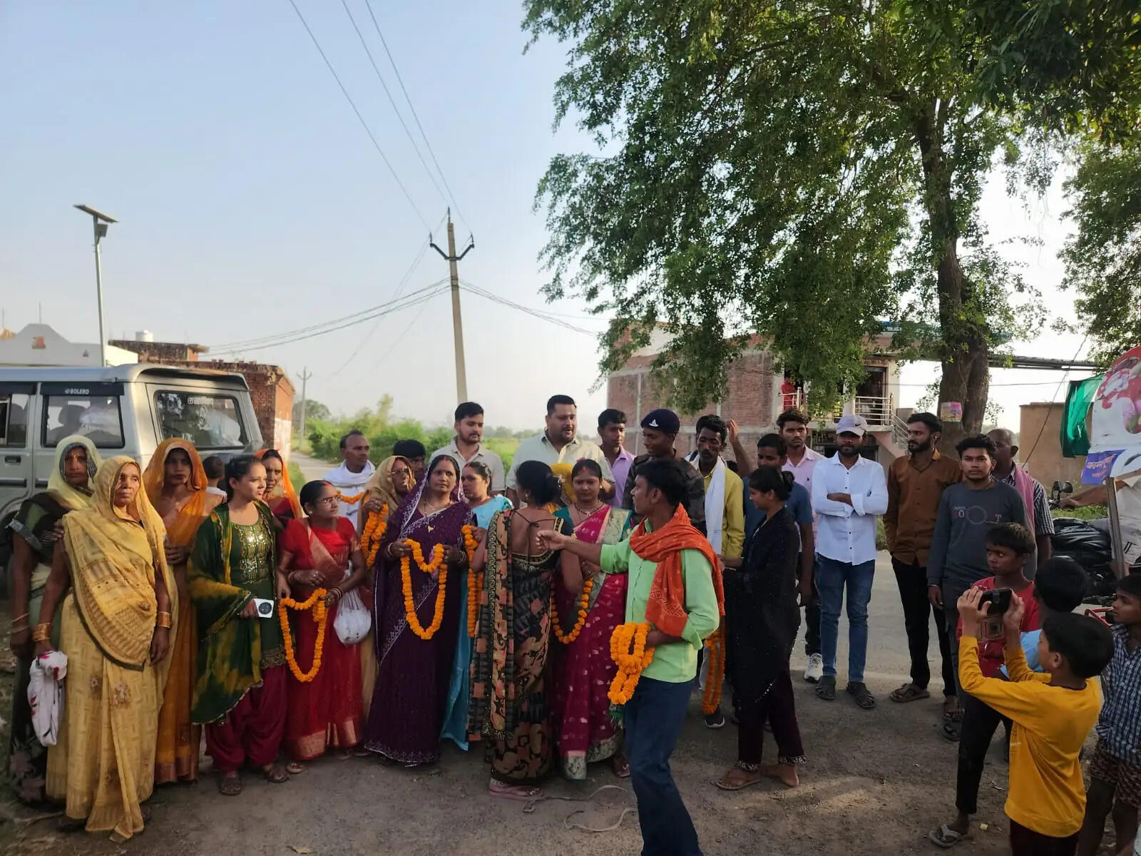 समाजसेवी पंकज सिंह ने कहा कि ग्रामीण क्षेत्रों में प्रतिभाओं की कोई कमी नहीं है, जरूरत केवल सही मार्गदर्शन और प्रोत्साहन की है। उन्होंने बताया कि भविष्य में भी गांव के ऐसे मेधावी और सफल युवाओं का सम्मान किया जाएगा ताकि अन्य छात्र-छात्राएं भी उनसे प्रेरणा लेकर अपने लक्ष्य को हासिल कर सकें।