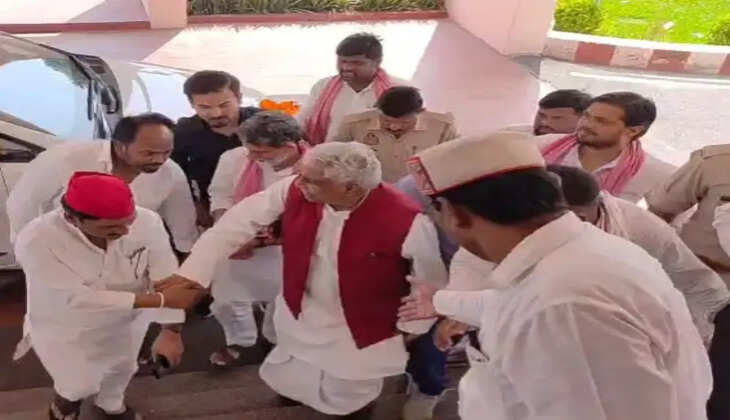 नेता प्रतिपक्ष माता प्रसाद पाण्डेय खुद पहुंचे जेल, हालात का लिया जायजा&mdash;अखिलेश यादव ने जताई नाराजगी