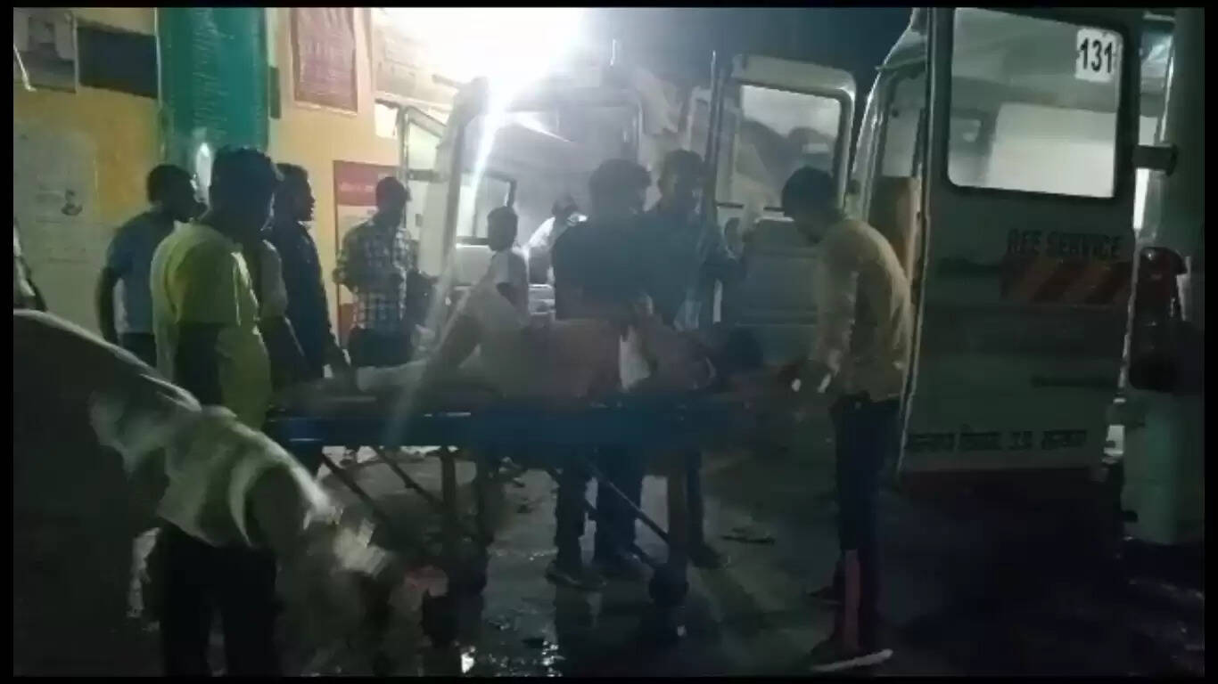Chandauli News: Nh-2 पर अवैध तरीके से पार्क की गई ट्रक ने ली कार सवार की जान 