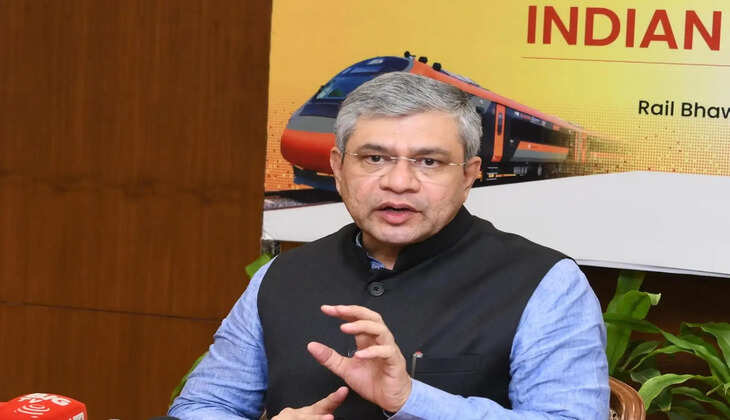 प्रयागराज से चलाई जा रही गाड़ियों की रेल मंत्री ने वार रूम से की मॉनिटरिंग, यात्री सुविधाओं और स्वच्छता पर दिया जोर
