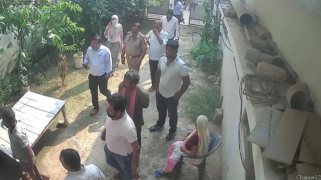 गोरखपुर। सदर तहसील क्षेत्र के महादेव झारखंडी में एक महिला ने अपने मकान और भूमि पर जबरन कब्जा कराने की कोशिश का आरोप लगाते हुए जिलाधिकारी से न्याय की गुहार लगाई है। पीड़िता का आरोप है कि कुछ लोगों ने प्रशासन को भ्रमित कर उसके कब्जे वाली भूमि पर जबरन निर्माण सामग्री गिरवाने और कब्जा कराने का प्रयास किया।