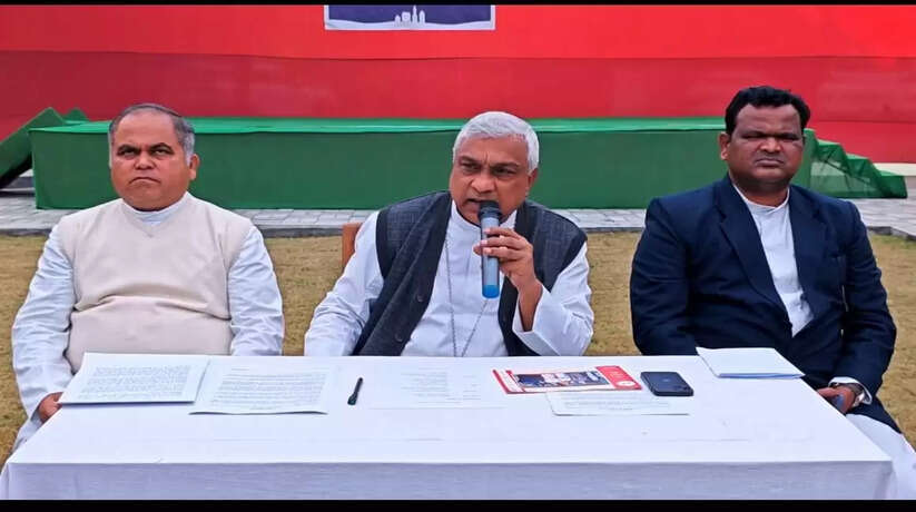 वाराणसी के कैंटोनमेंट स्थित चर्च में यूजिंन जोसेफ द्वारा प्रेस वार्ता का किया गया आयोजन