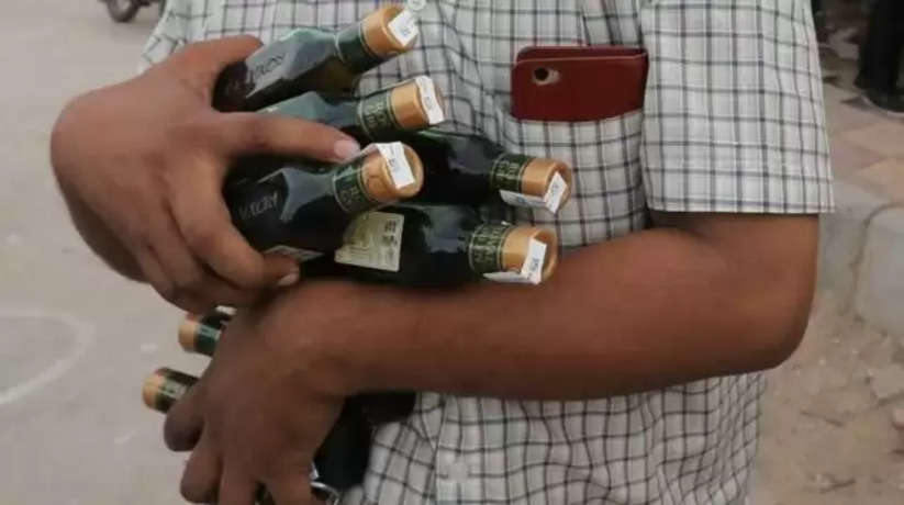 मदिरा प्रेमियों के लिए ख़ुशखबरी! अब नहीं होगी शराबबंदी...पढ़िये पूरी ख़बर, लाइव भारत न्यूज़ पर...