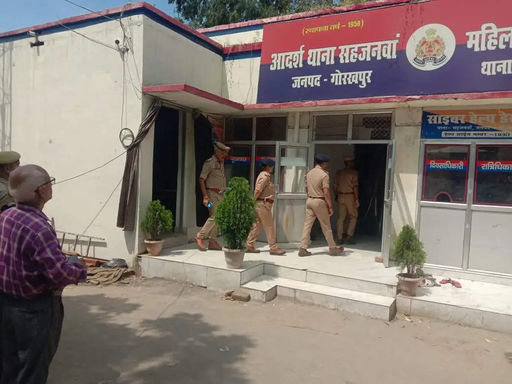 Sahjanwa News, Gorakhpur News, Thana Samadhan Diwas, Sahjanwa Police, Gorakhpur Police, Revenue Dispute, Police Complaint, DIG Gorakhpur, DIG Surprise Inspection, Satyendra Channappa, Naman Mehta, Sanjay Mishra, Abha Singh