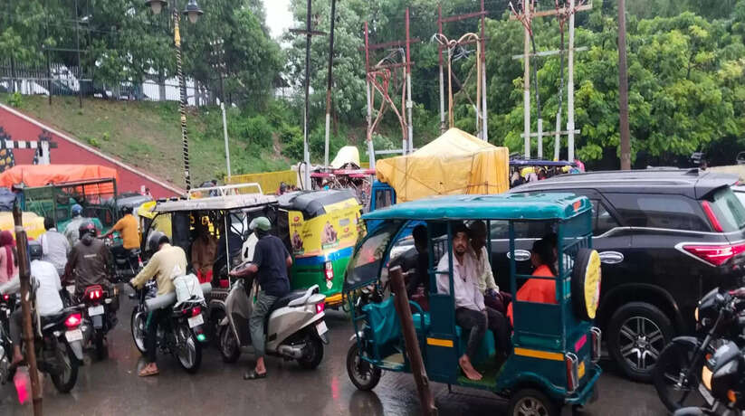 Varanasi Weather: तपती गर्मी से वाराणसी में लोगों को मिली भारी राहत, महादेव की नगरी में हुई झमाझम बारिश