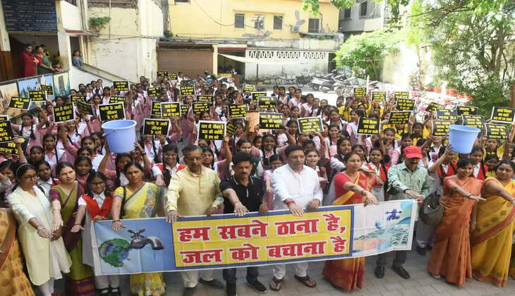 वाराणसी में श्री वल्लभ विद्यापीठ बालिका इंटरमीडिएट कॉलेज की छात्राओं को जल संरक्षण को लेकर दिलाई गयी शपथ