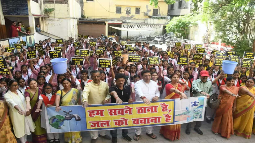 वाराणसी में श्री वल्लभ विद्यापीठ बालिका इंटरमीडिएट कॉलेज की छात्राओं को जल संरक्षण को लेकर दिलाई गयी शपथ