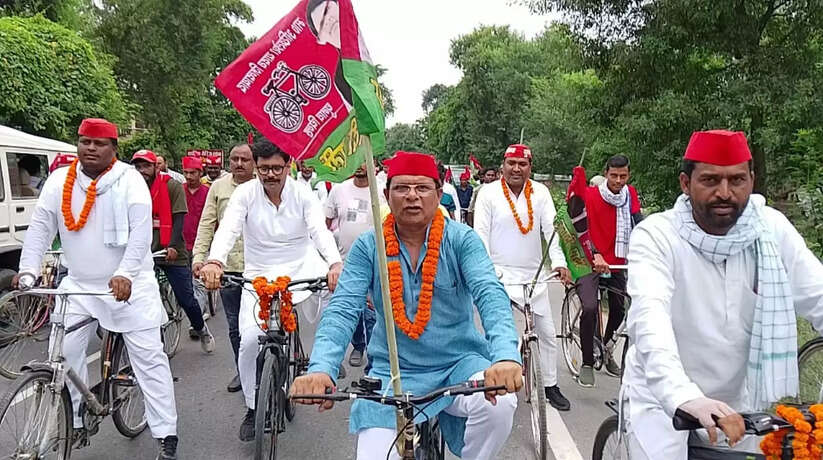 Ayodhya News: अयोध्या में सपा द्वारा निकाली गई साइकिल यात्रा, कई दिग्गज हुए शामिल