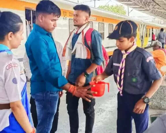  भारत स्काउट-गाइड जिला संघ के सदस्यों ने जिला आयुक्त स्काउट एण्ड गाइड्स एवं वरिष्ठ मंडल यांत्रिक इंजीनियर(C&W)श्री अनुभव पाठक के निर्देशन में भीषण गर्मी से तपते हुए रेल यात्रियों के सेवार्थ सारनाथ स्टेशन पर निःशुल्क प्याऊ कार्यक्रम चलाकर जल सेवा की और प्यासे यात्रियों की प्यास बुझाई। 